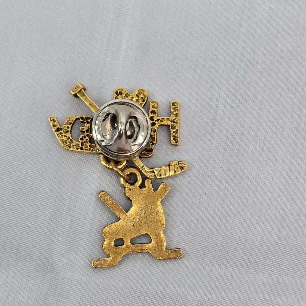 Vintage Gold Tone I Love Hockey Dangle Ice Skate Lapel Pin Sports Jewelry